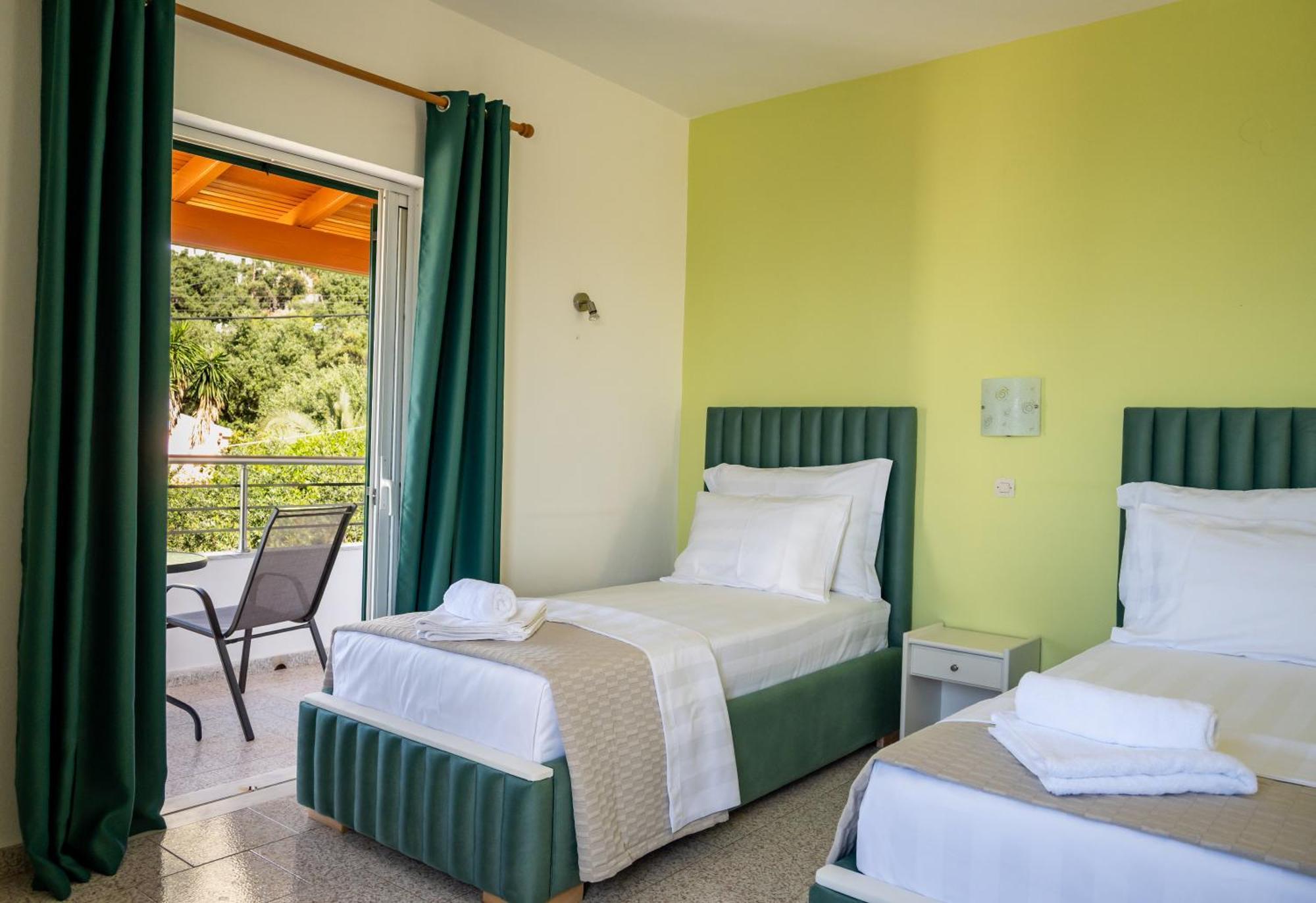 Crystal Blue Hotel, Mparmpati Eksteriør billede